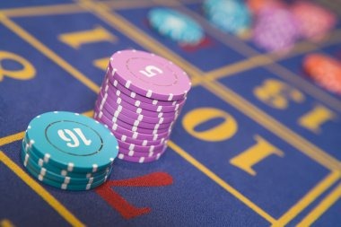 Live Ekor Number table with dealer and multilingual chat interface on jituangka toto